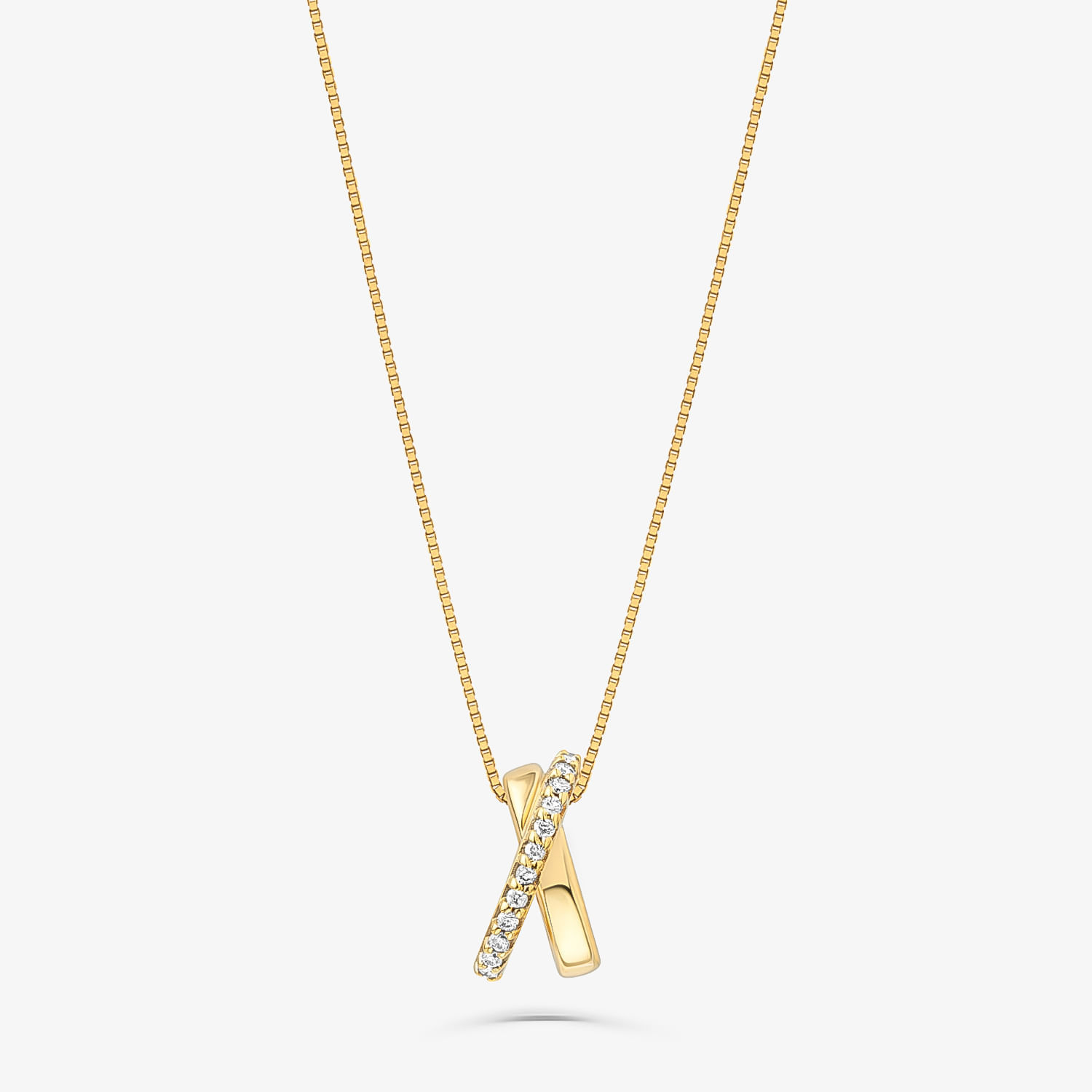 Colar dourado com pingente em formato de letra "X" decorada com pedras brilhantes.