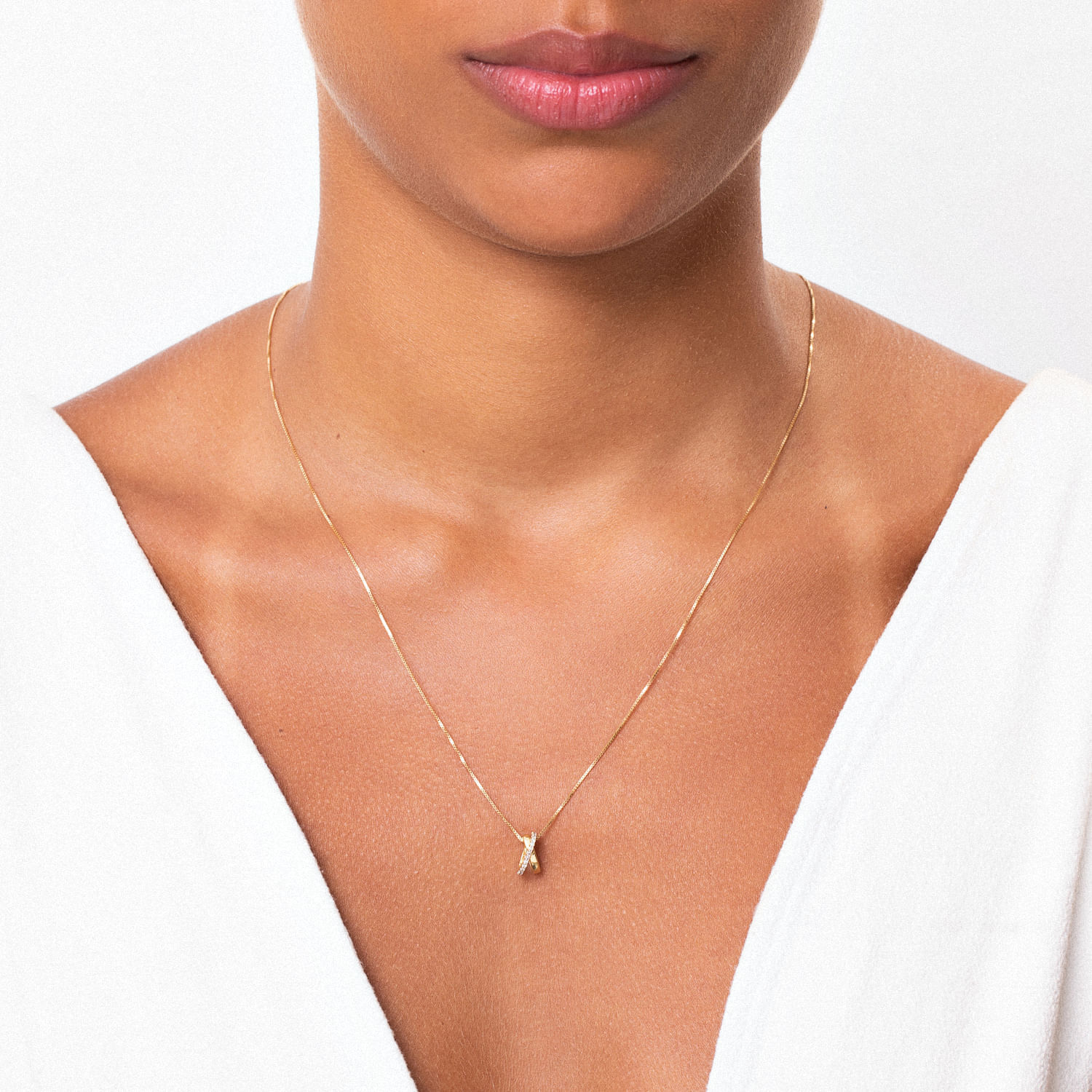 Colar delicado de corrente fina com pingente de letra "A" em ouro.</br>