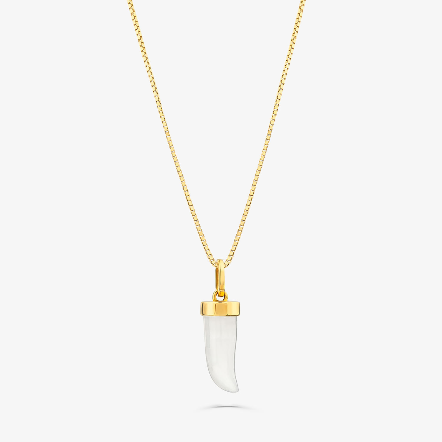 Colar com pingente de dente branco com detalhe dourado na parte superior, em corrente dourada.
