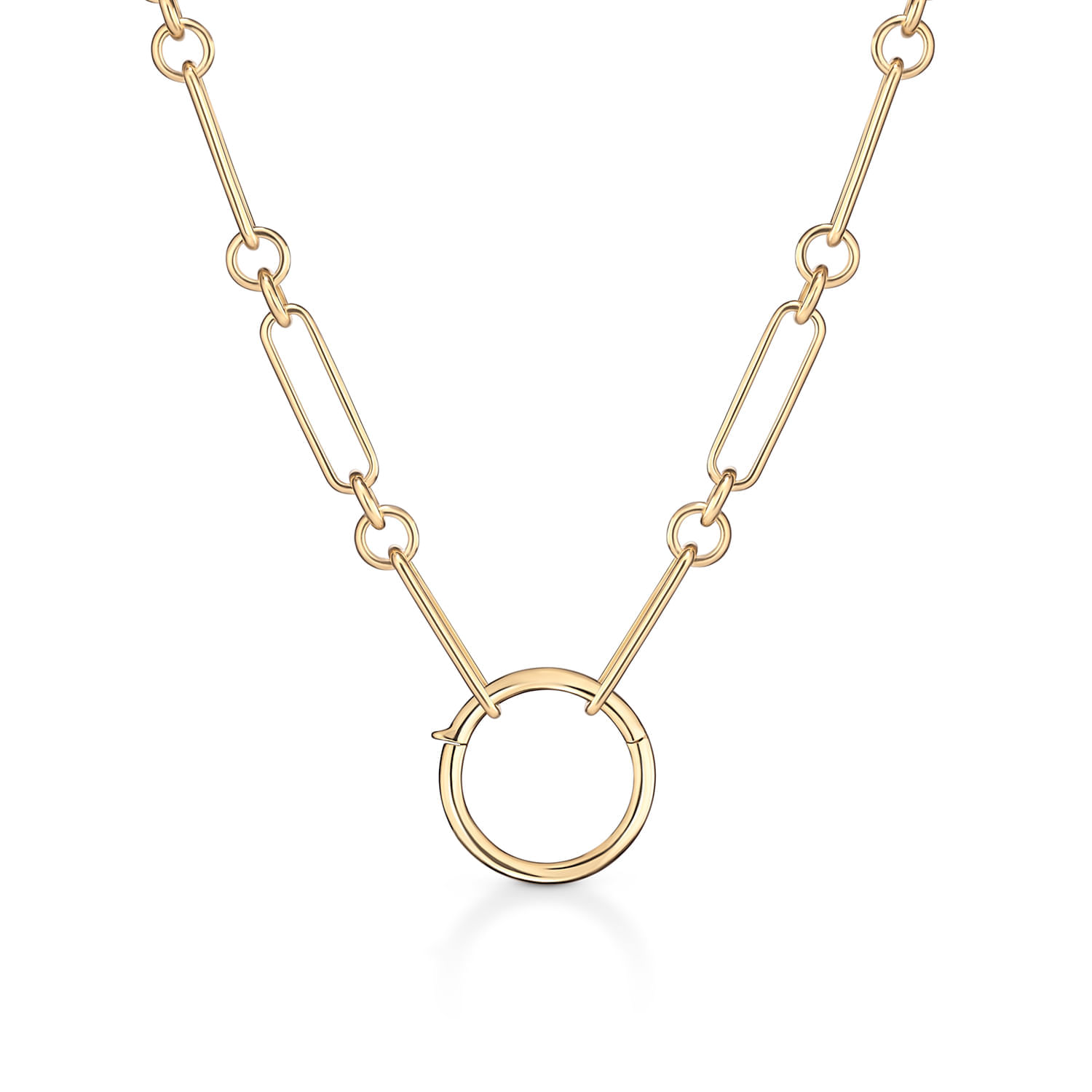 Colar dourado com elos retangulares e argola circular pendurada na parte central.