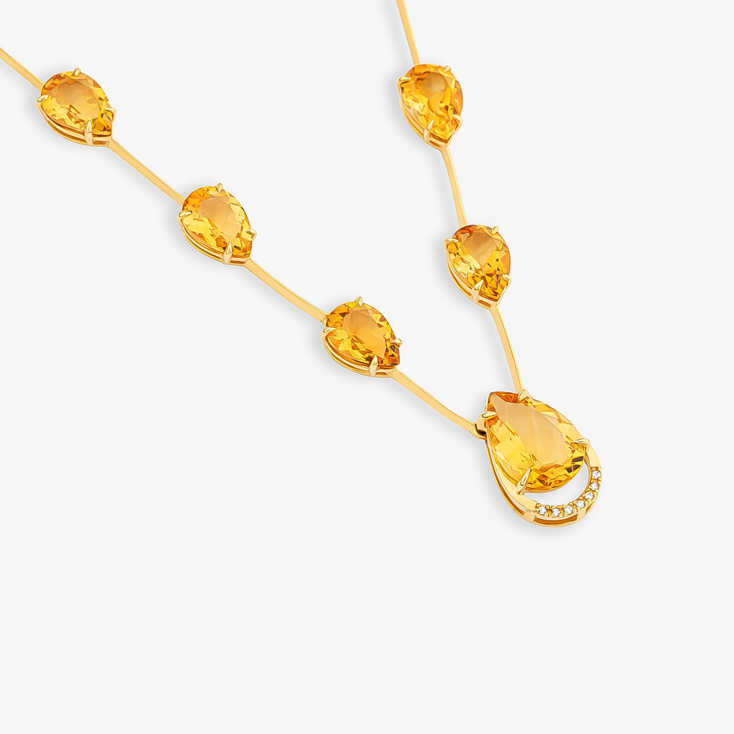 Colar dourado com várias pedras amareladas, maior pedra na parte central e detalhes de gota e pequenas pedras brancas.