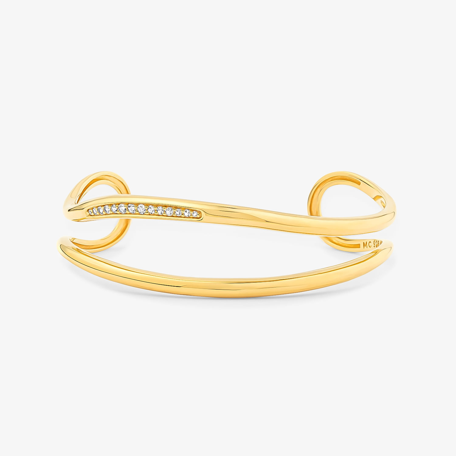 Pulseira dourada com detalhes de pedras transparentes e design aberto e curvado.