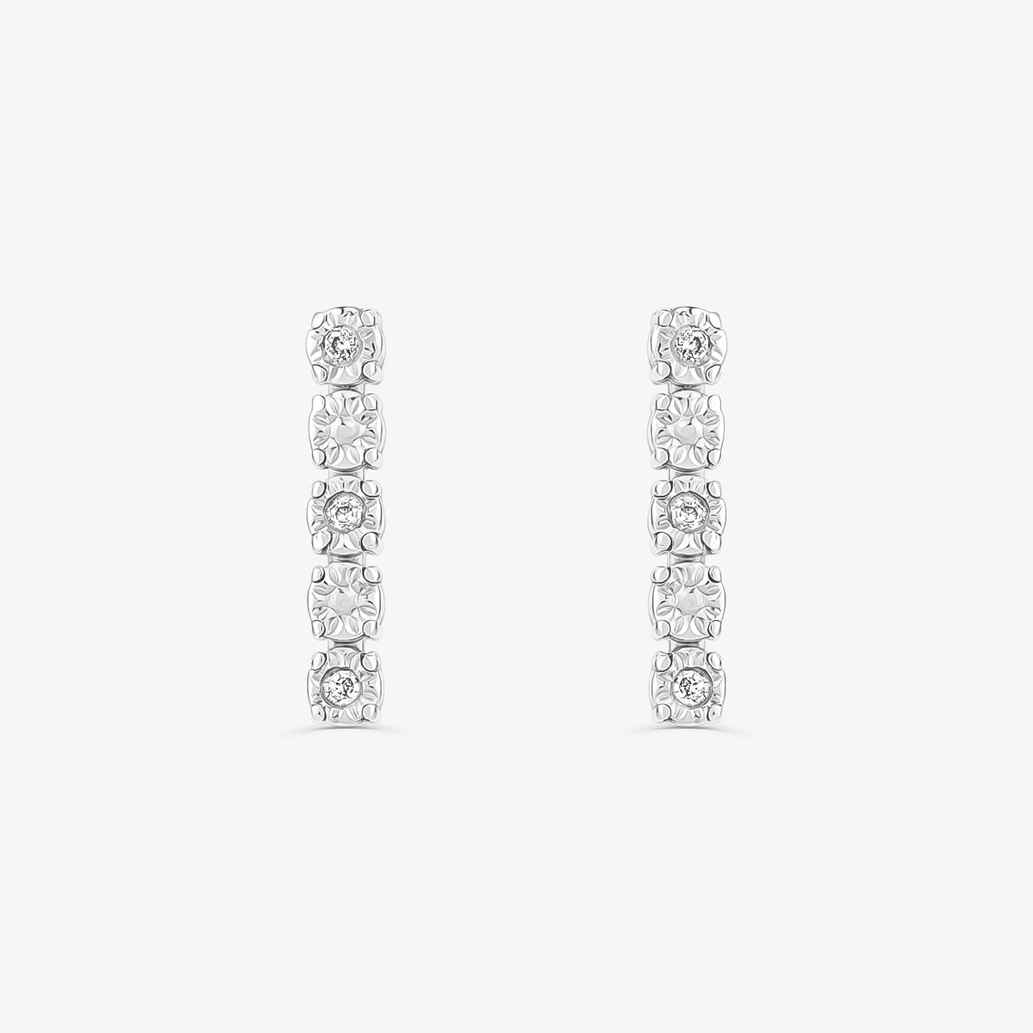 Par de brincos de prata com detalhes em formas de flor e pedra central, elegante design vertical.