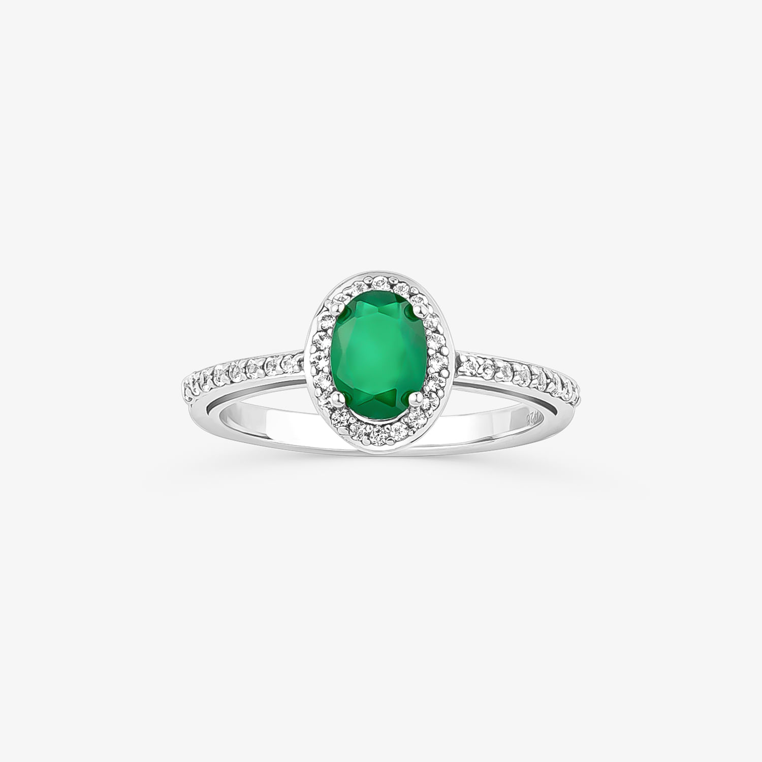 Um elegante anel de prata com uma grande pedra preciosa verde oval cercada por pequenas pedras transparentes e outras pequenas pedras no aro.