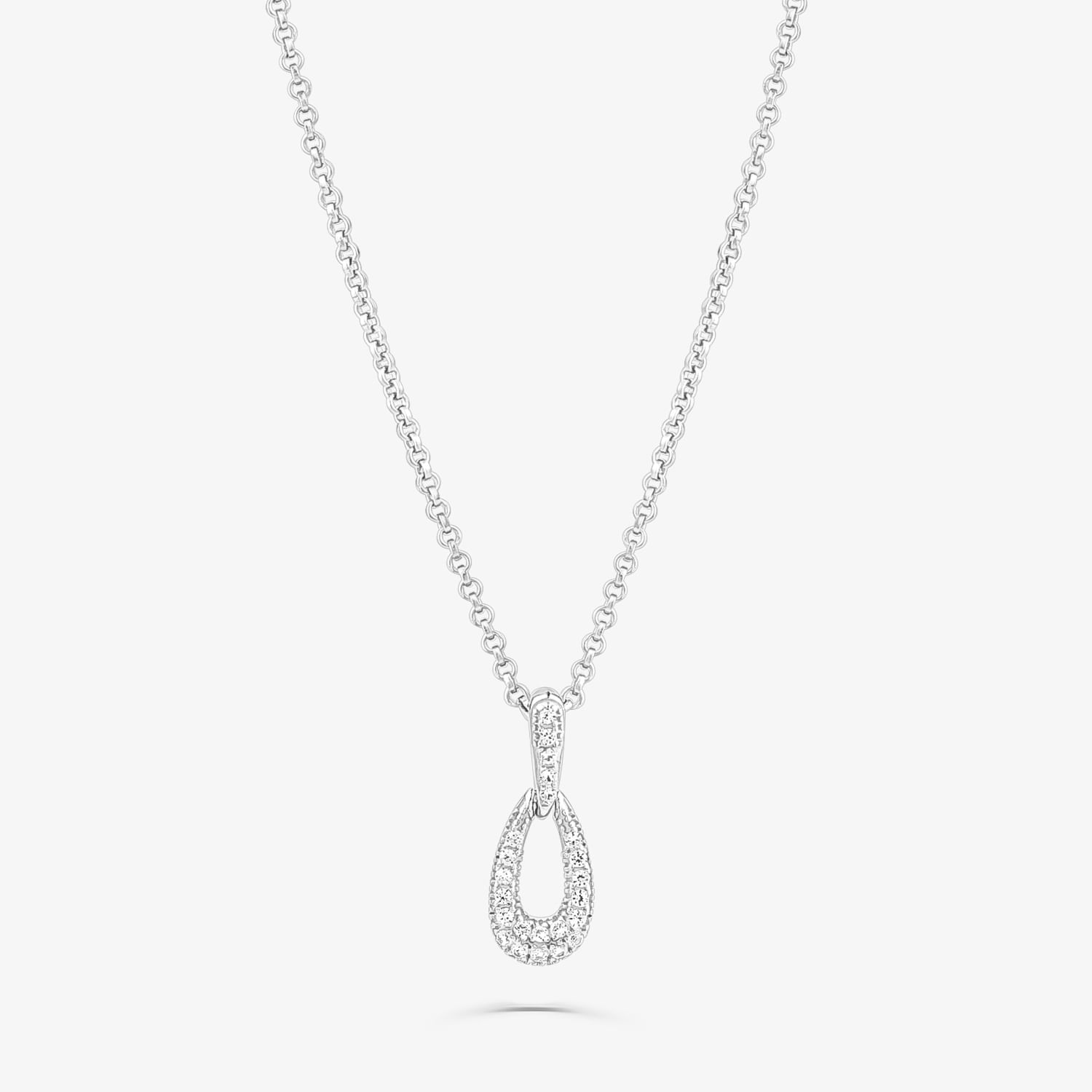 Colar prateado com pingente de gota decorado com pequenos cristais.