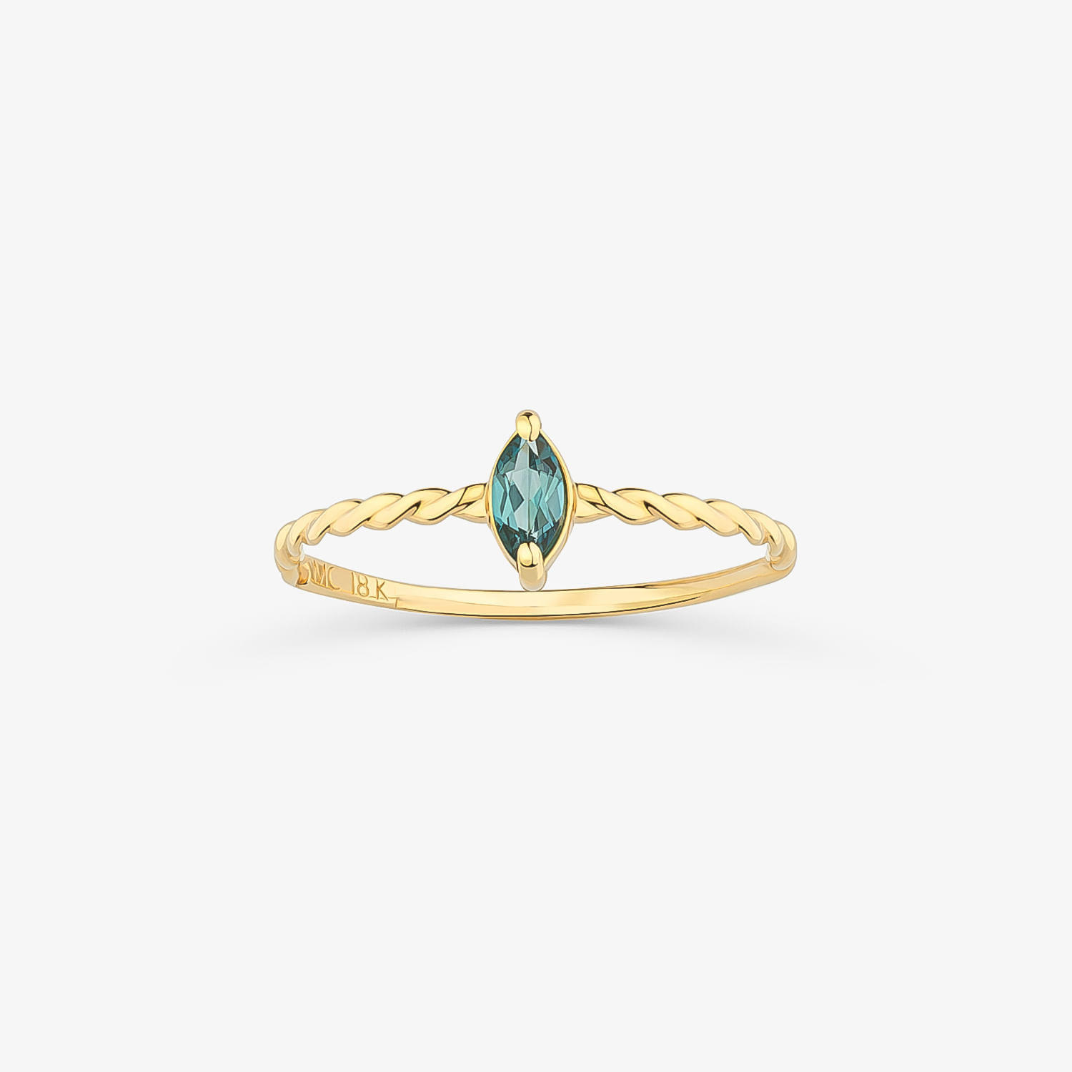 Anel de ouro com uma pedra azul alongada no centro, com um desenho de corda dupla na faixa.