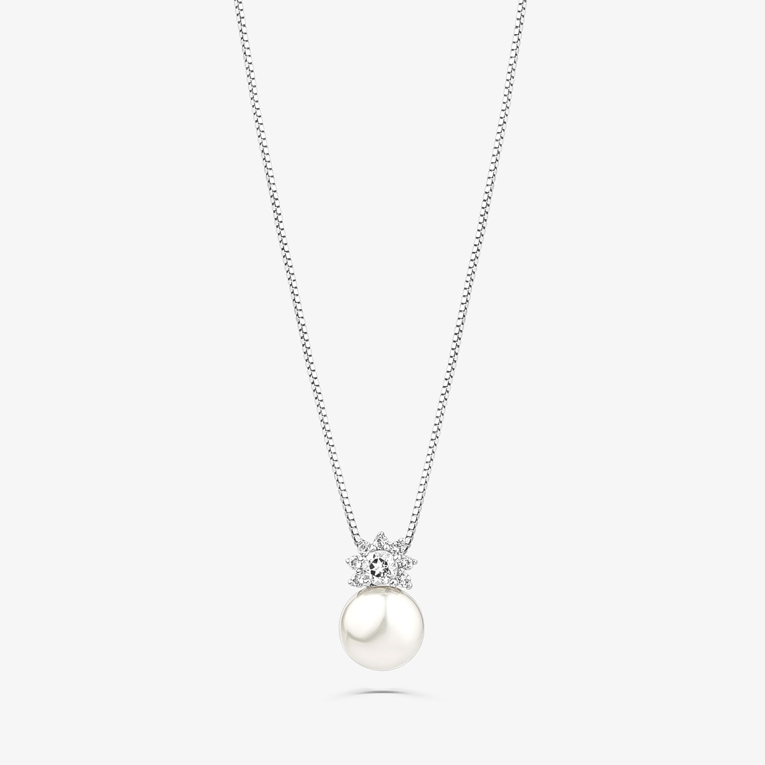 Colar com pingente de pérola e detalhes de pedras brancas em prata.