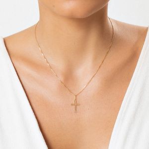 Pingente Cruz Vazada em Ouro Amarelo 18k