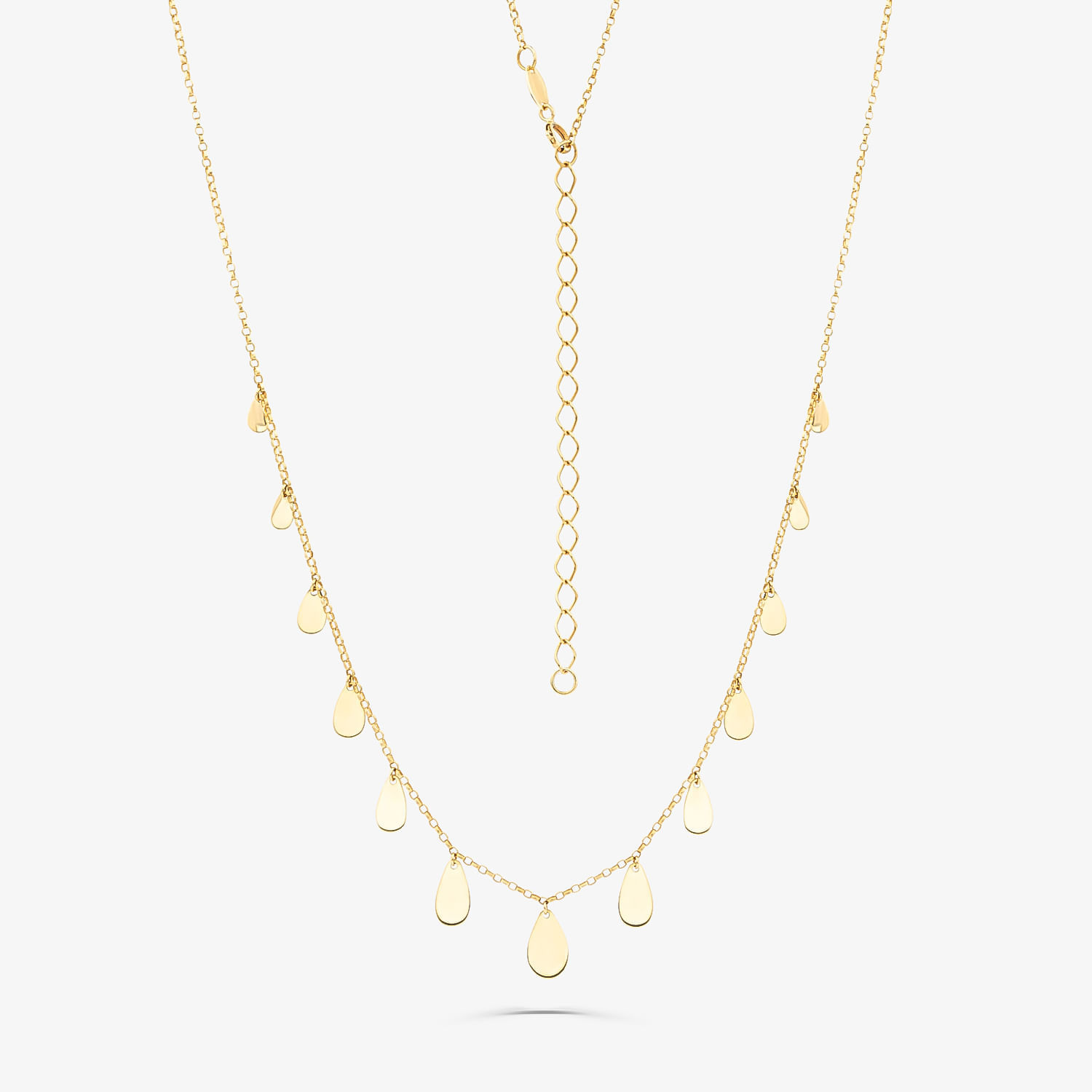 Colar dourado com pingentes em formato de gotas, usando duas correntes finas e ajustáveis.