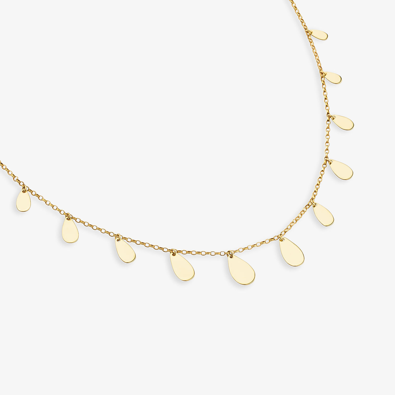 Colar dourado com pingentes em forma de gotas pequenas penduradas na corrente.