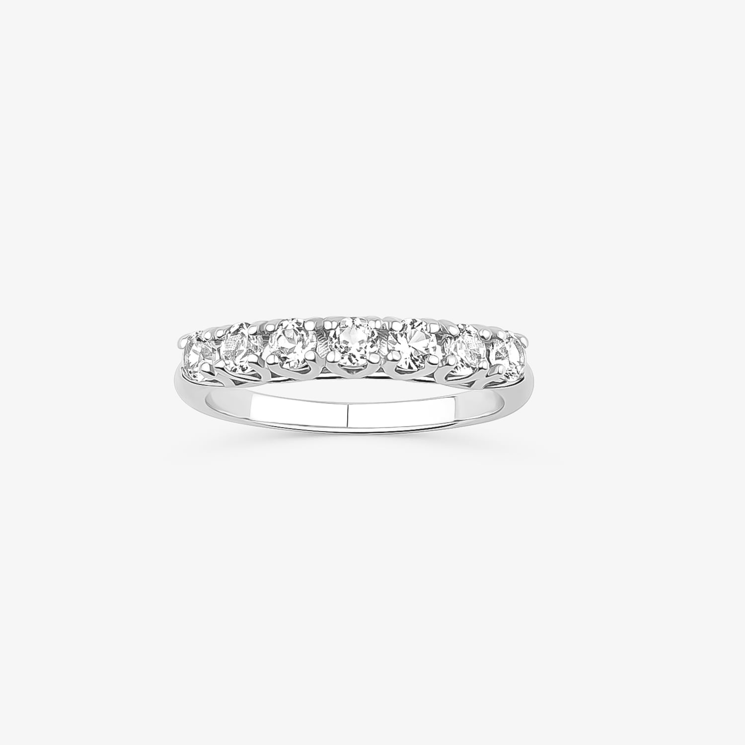 Anel de prata com várias pedras pequenas em fileira, design delicado e elegante.