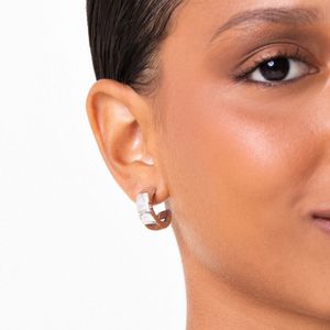 Brinco Meia Argola Abaulado com Safira em Prata 925