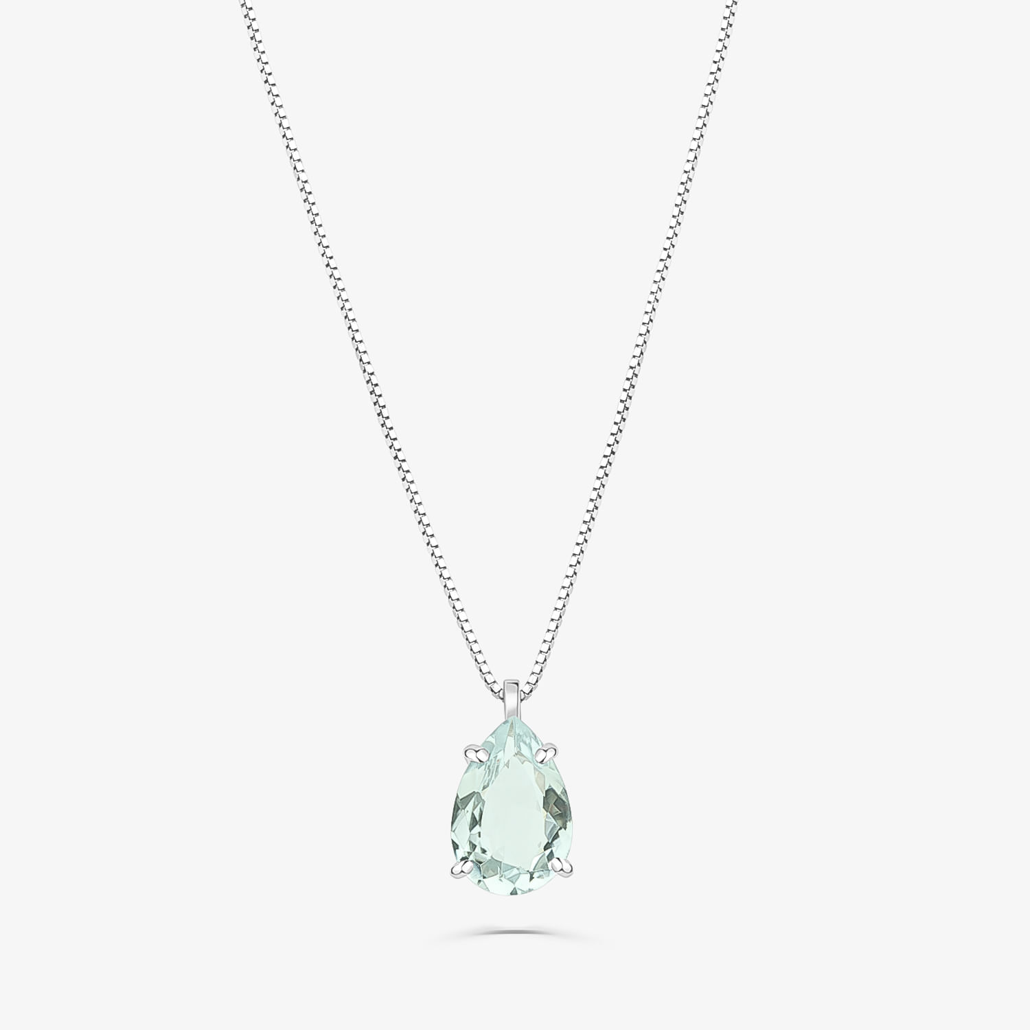 Colar com pingente de gota de pedra cristal transparente em prata, com corrente delicada.