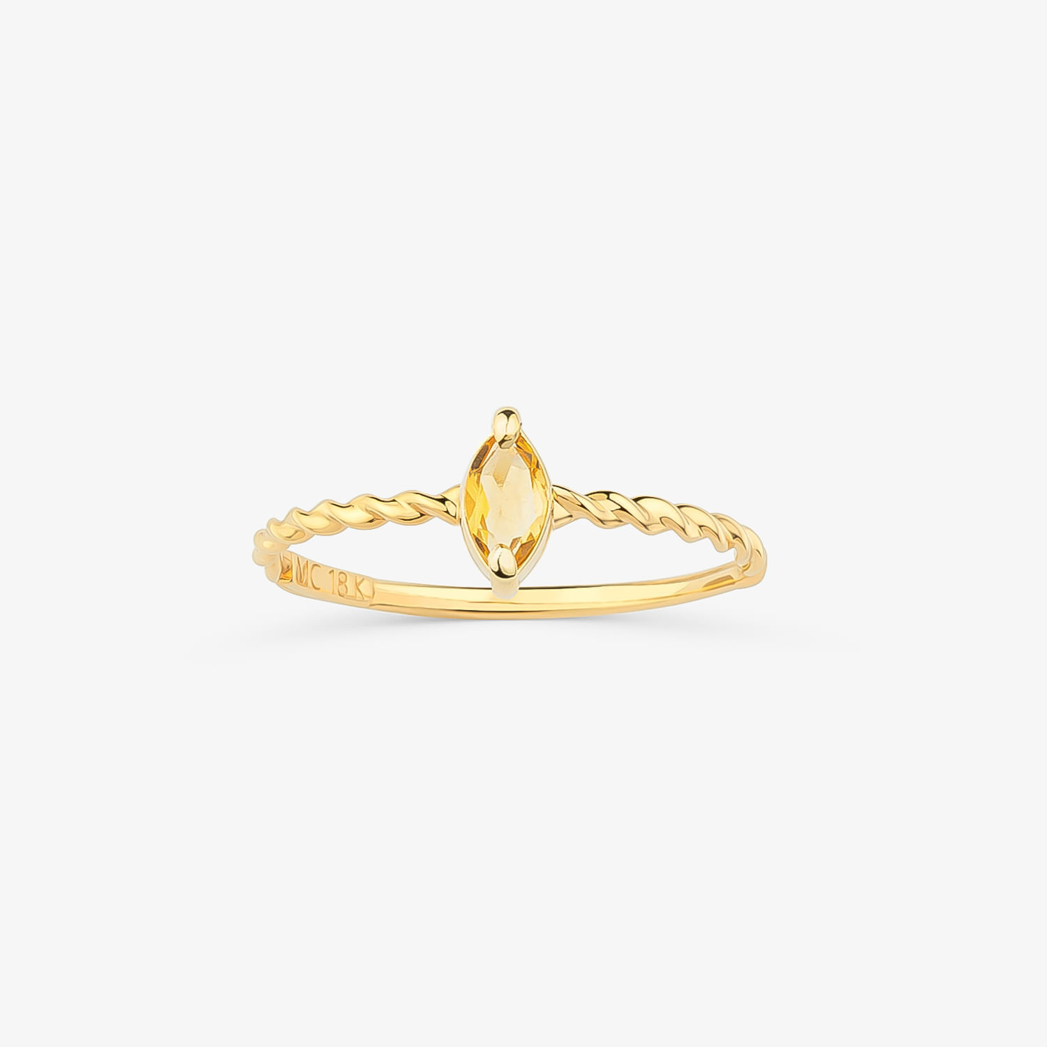 Um elegante anel de ouro com uma faixa torcida e uma pedra preciosa amarela lapidada em marquise no centro.