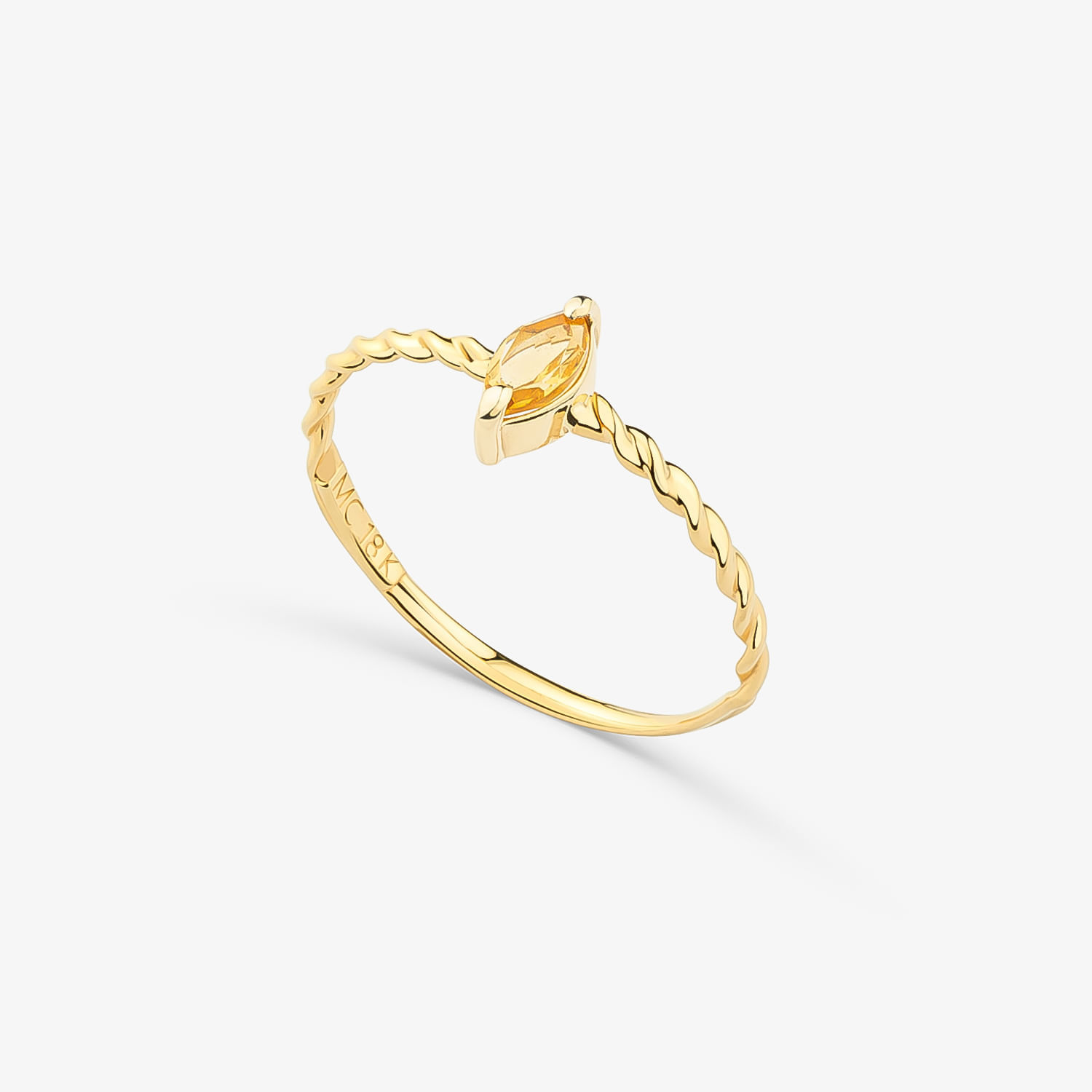 Anel fino de ouro 18k com acabamento torcido e pedra marquise em destaque no centro.
