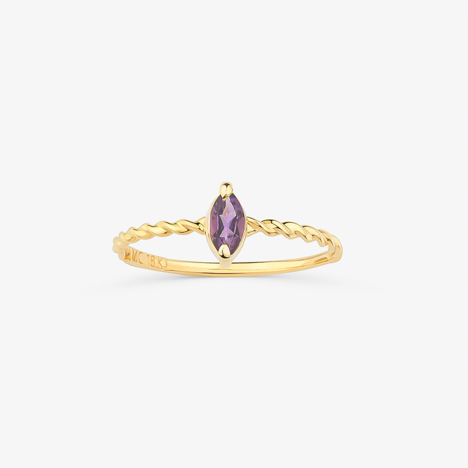 Um elegante anel de ouro com uma faixa torcida e uma pedra preciosa roxa oval no centro.