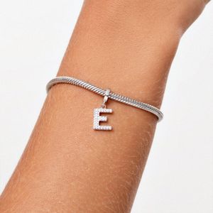 Charm Letra E Cravejado em Prata 925