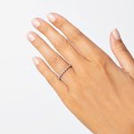 Imagem de um tecido com estampa de folha azul e fundo branco.