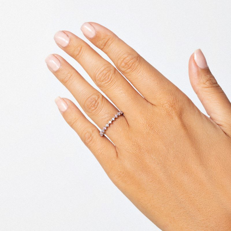 Imagem de um tecido com estampa de folha azul e fundo branco.