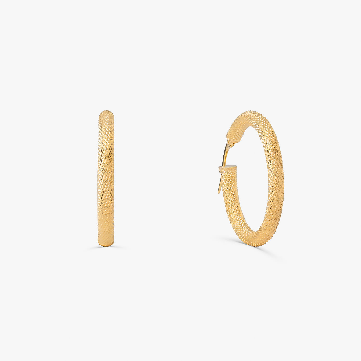 Imagem de uma embalagem de pão de forma com fatias de pão visíveis, apresentando-se em uma embalagem branca com detalhes coloridos.