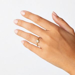 Anel Trevo Cravejado em Prata 925 com Banho de Ouro amarelo 18k