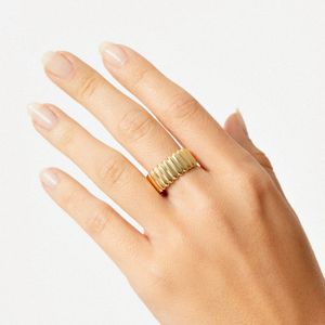 Anel Textura Maxi em Prata 925 com Banho de Ouro Amarelo 18k