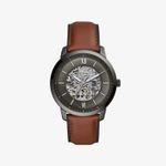 Relógio Fossil com mostrador esqueleto, caixa preta e pulseira marrom de couro.