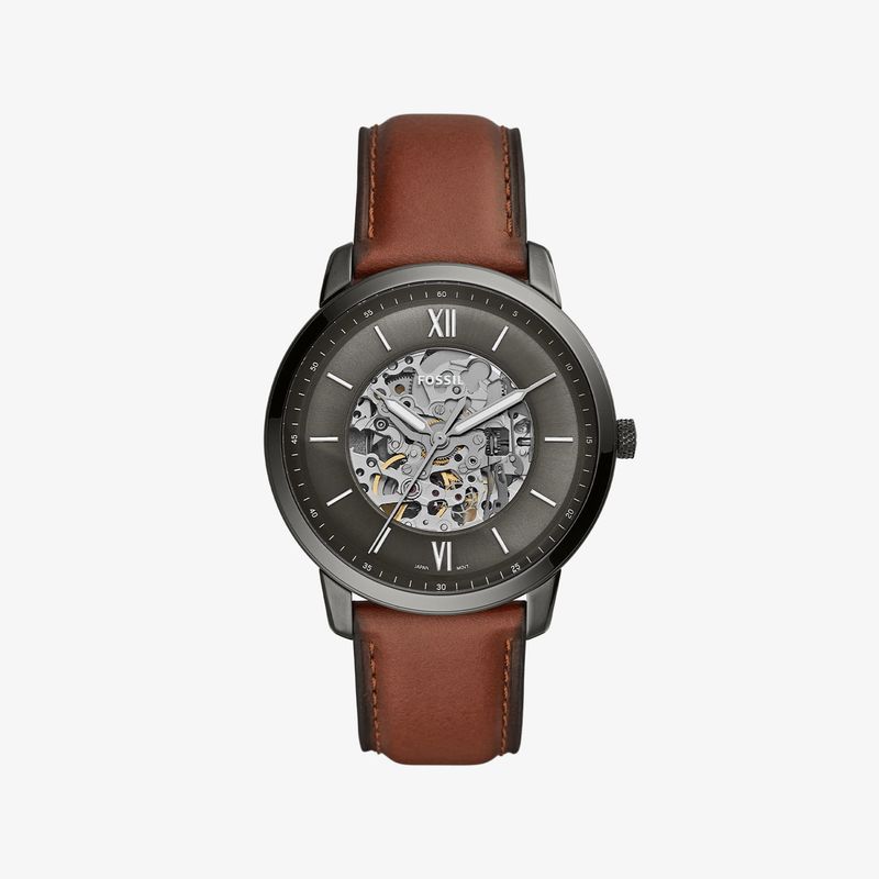 Relógio Fossil com mostrador esqueleto, caixa preta e pulseira marrom de couro.