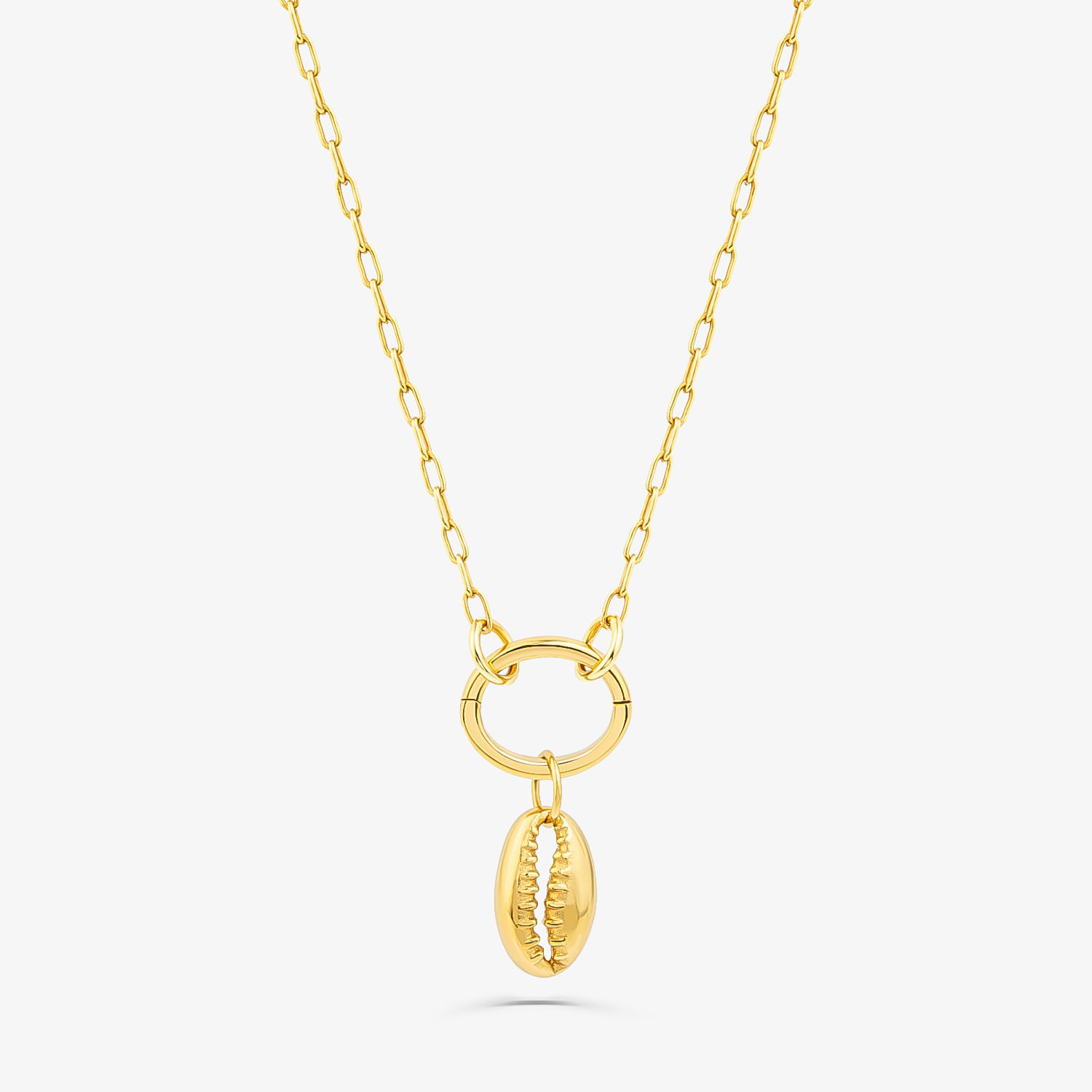 Colar dourado com pingente em forma de ostra.