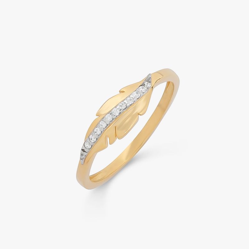 Anel dourado com detalhe de pena prateada com pequenos cristais brancos.