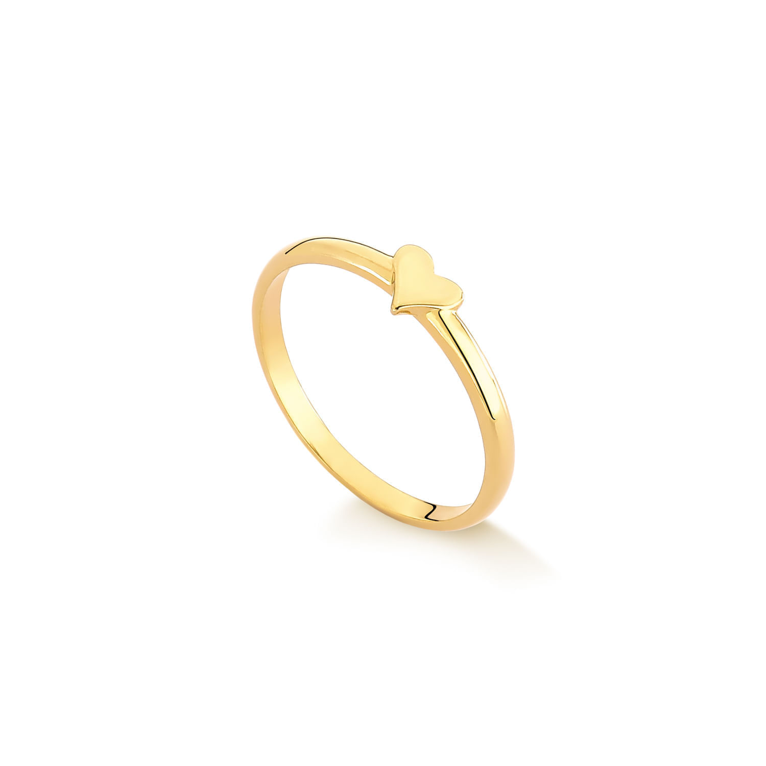 Anel dourado com coração na parte superior, em fundo branco.