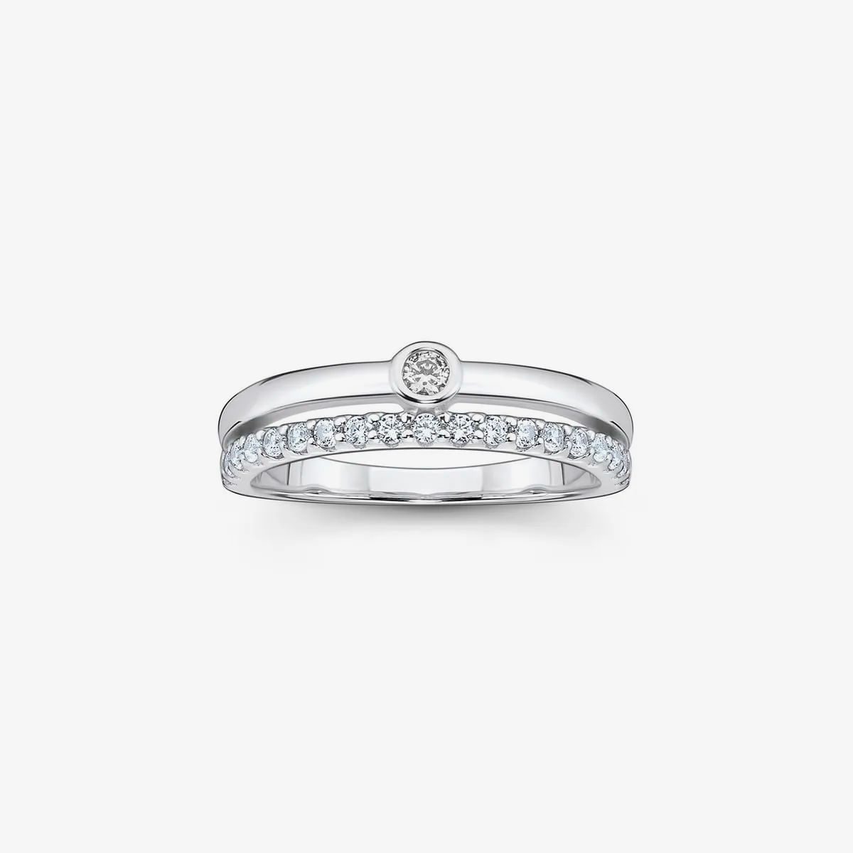 Anel de prata com uma faixa de pequenos diamantes e um ponto central com diamante maior na parte superior.