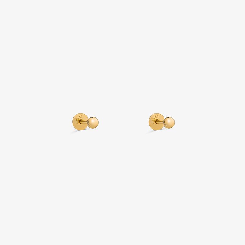 Par de brincos pequenos de ouro com detalhes em forma de esfera.