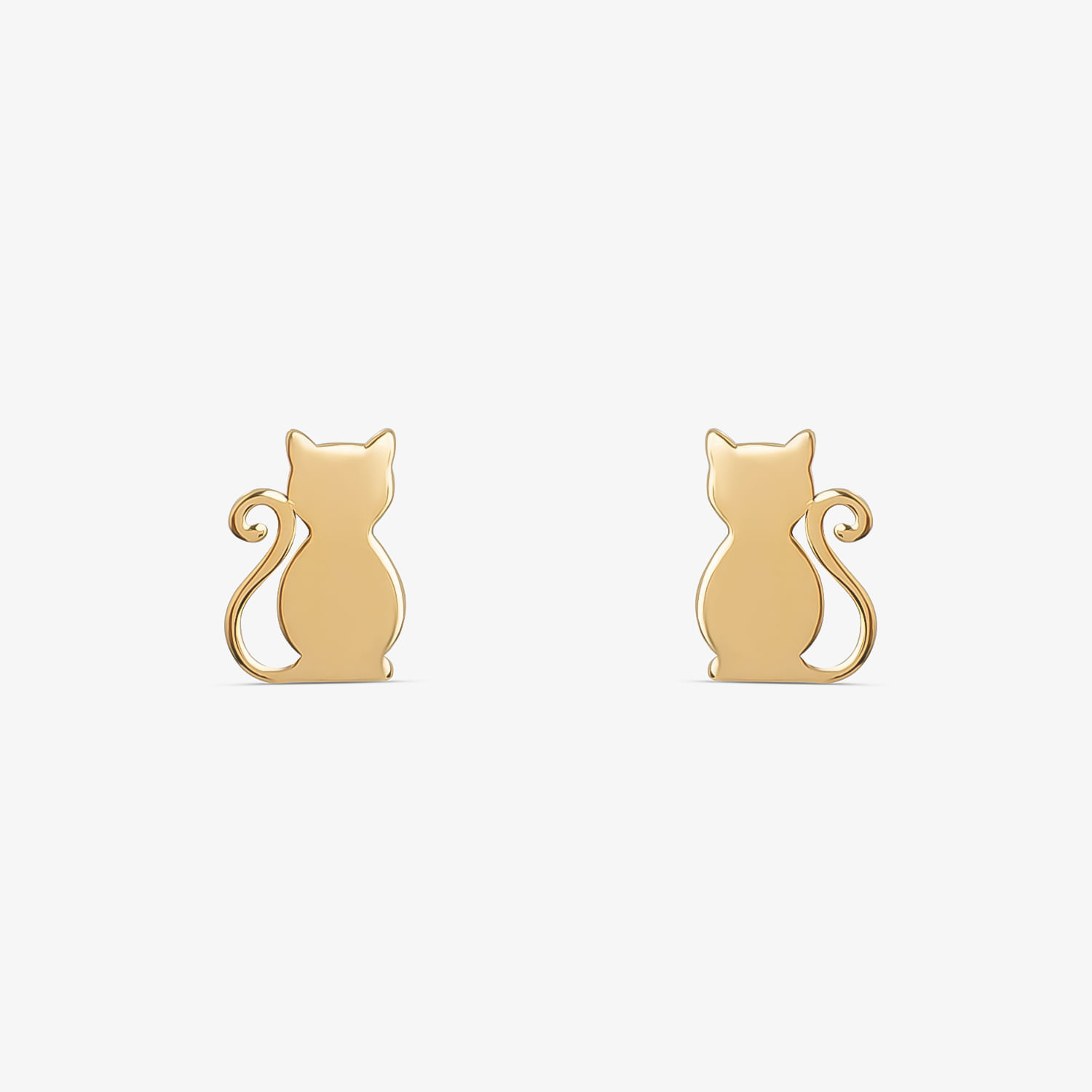 Par de brincos de gato dourados com detalhes de cauda enrolada, vistos de trás, em fundo branco.