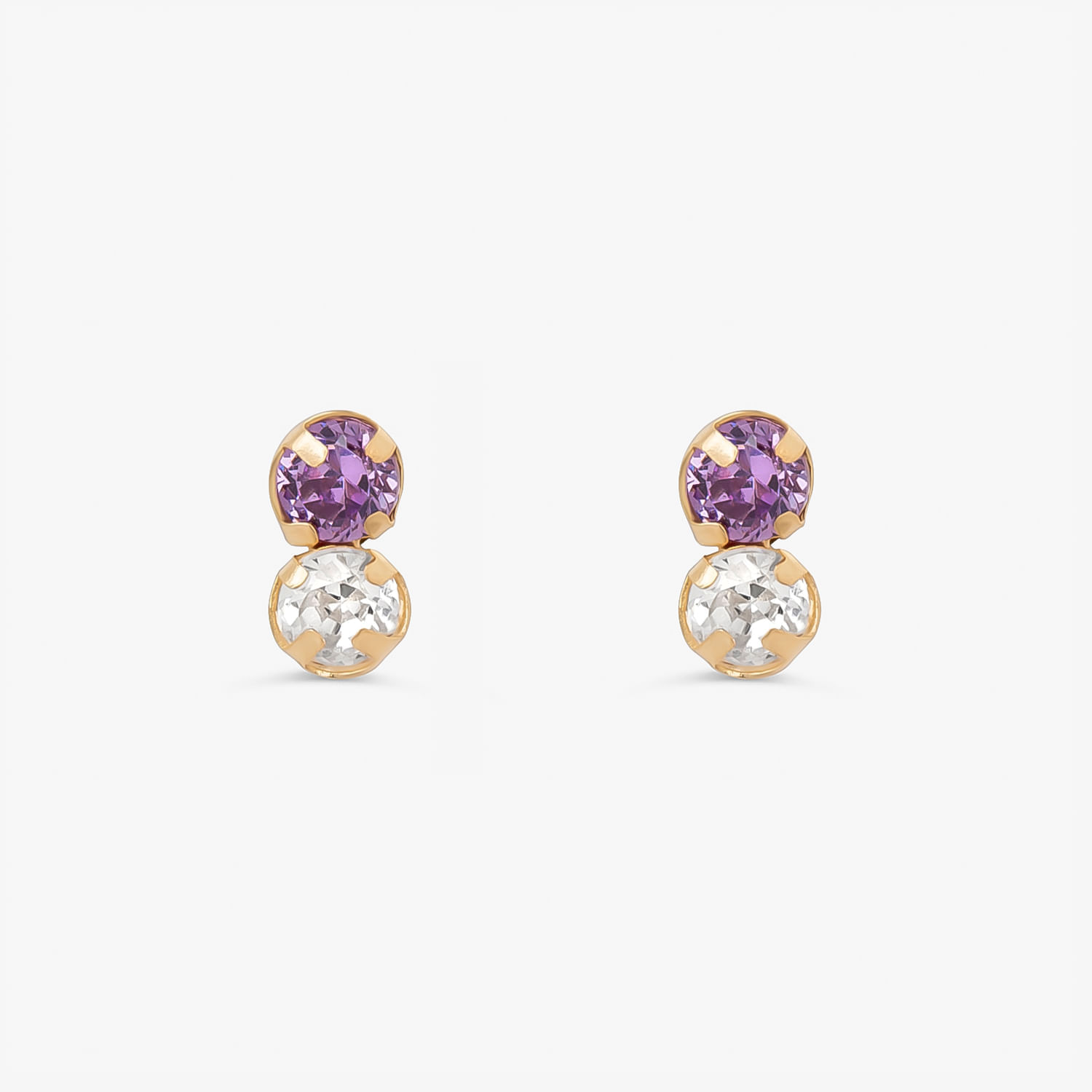 Brincos com duas pedras, uma roxa e uma transparente, em suporte dourado.